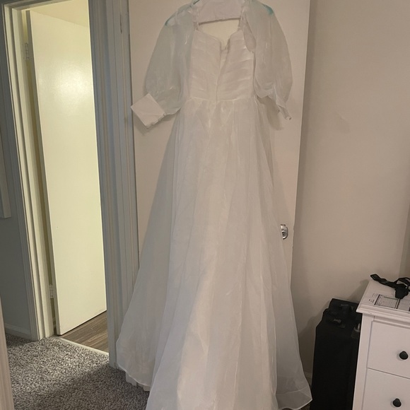 Hebeos Organza Ruched Bodice Puff Sleeve Ballgown Wedding Dress in Size 2 - Picture 4 of 9